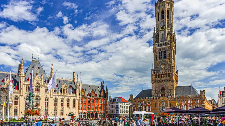 Centro histórico de Bruges, na Bélgica, em dia de sol