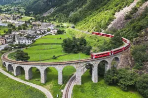 Trem viajando pela Suíça.