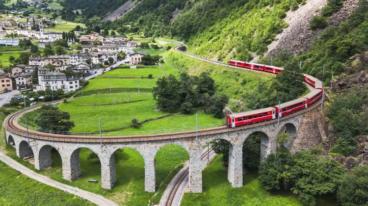 Trem viajando pela Suíça.