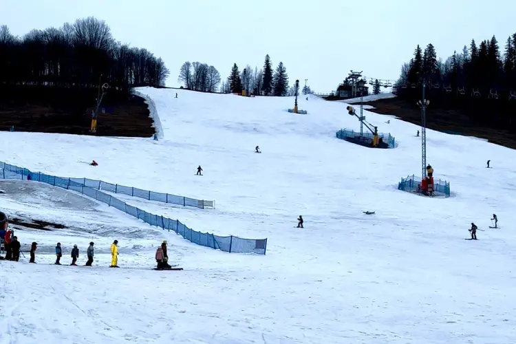 Pistas de esqui e snowboard nas Montanhas Tatra em Zakopane, na Polônia.