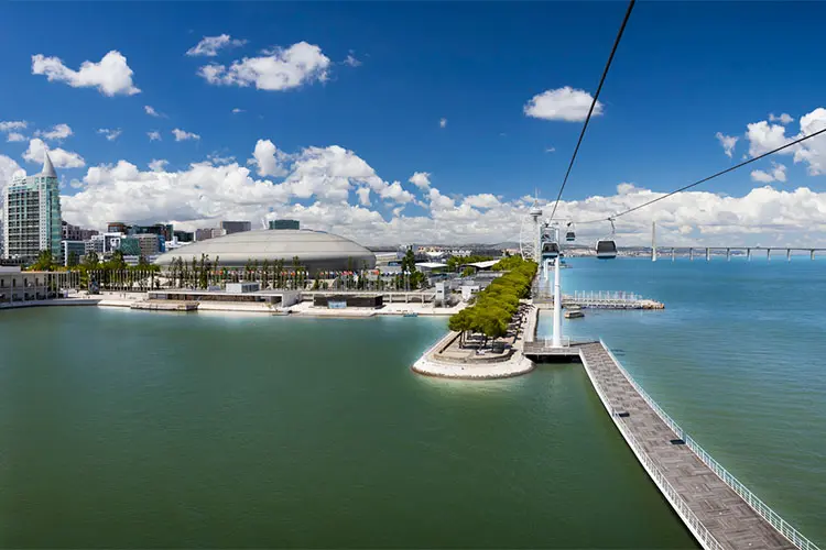 Teleférico em Lisboa sobre o rio Tejo