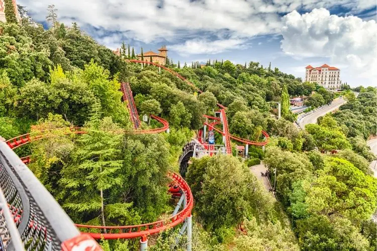 Montanha-russa do parque de diversões do Tibidabo