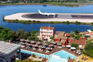 Avião decolando em pista do Aeroporto de Corfu, na Grécia.