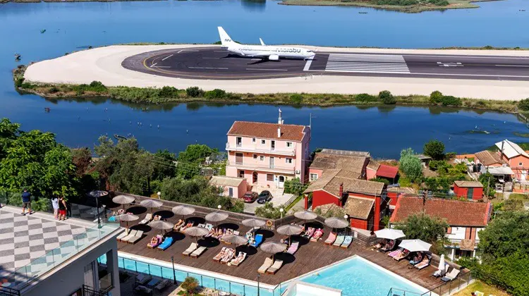 Avião decolando em pista do Aeroporto de Corfu, na Grécia.
