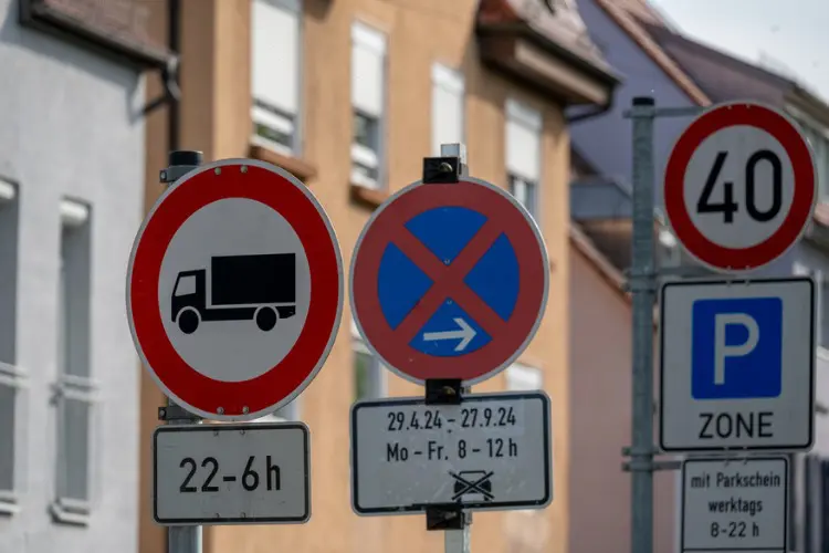 Sinalização de trânsito em cidade na Alemanha