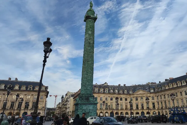 Praça famosa pelas marcas de moda em Paris.