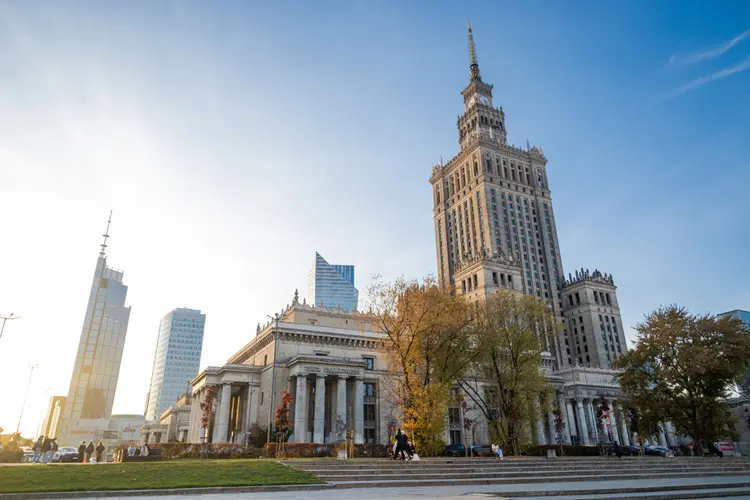 Fachada do Palácio da Cultura e da Ciência na capital da Polônia, Varsóvia.