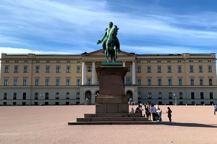 estátua em frente ao palácio real de Oslo