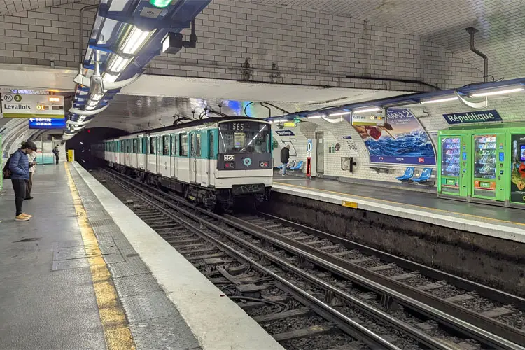 Vagão de metrô na estação République