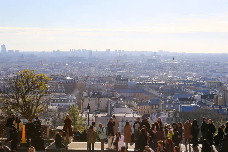 Vista de Paris a partir do topo de Montmartre sugerindo quanto custa viajar para França