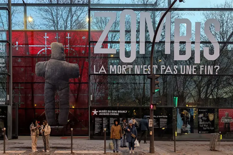 Museu Quai Branly com fachada temática para exposição de ciências humanas e sociais