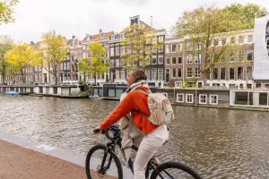 Turista após decidir viajar para Amsterdam.