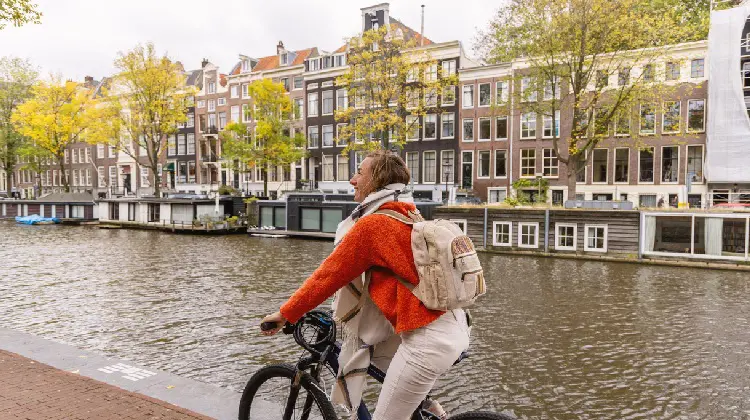 Turista após decidir viajar para Amsterdam.