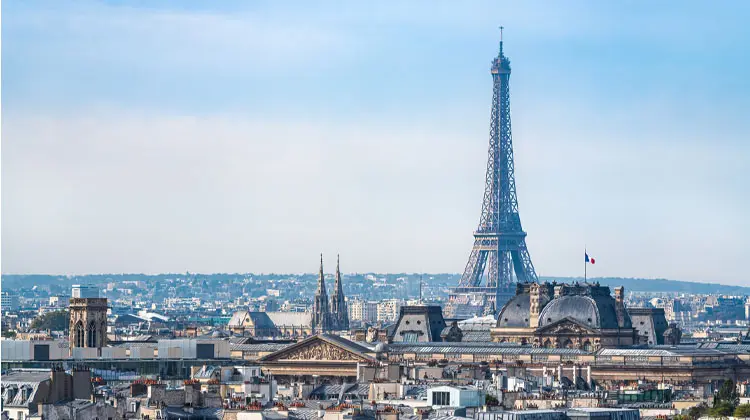 Torre Eiffel, cartão-postal francês