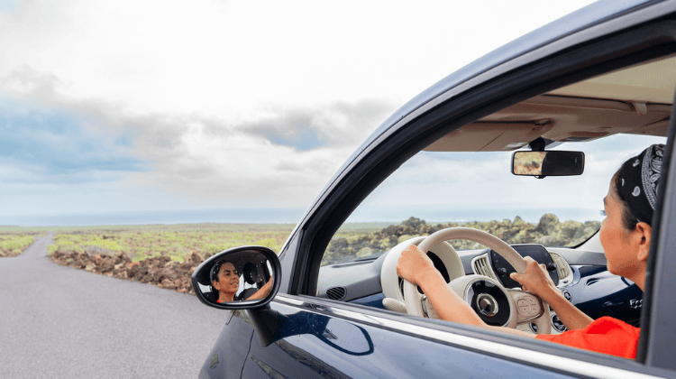 Mulher dirigindo em uma estrada na Espanha
