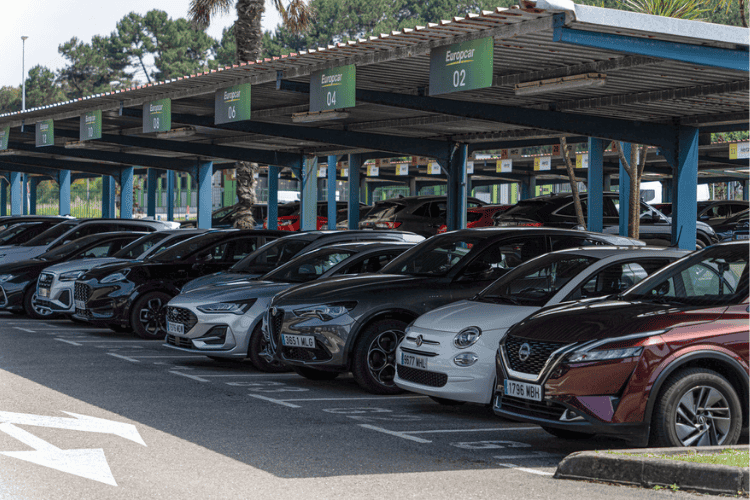 Carros lado a lado em uma agência da Rentalcars