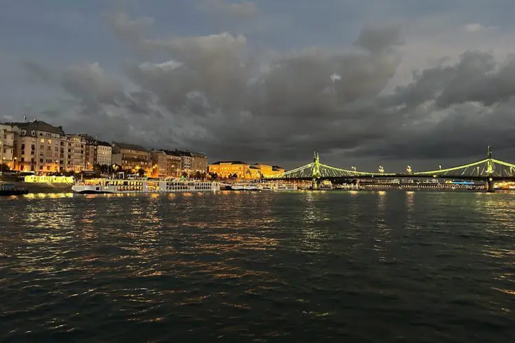 Rio Danúbio ai anoitecer