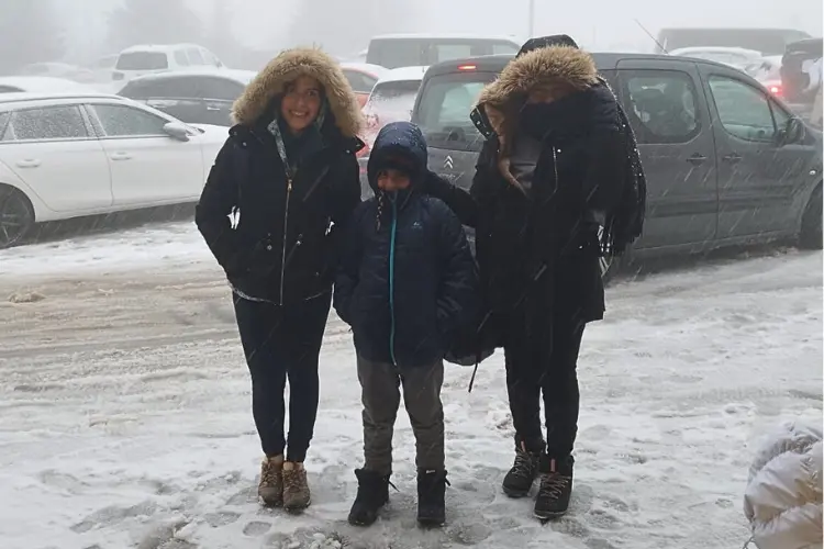 Família fazendo viagem de carro na Alemanha durante o inverno.