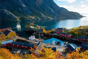 montanha, fiorde e casas vermelhas norueguesas para ilustrar roteiro na Noruega