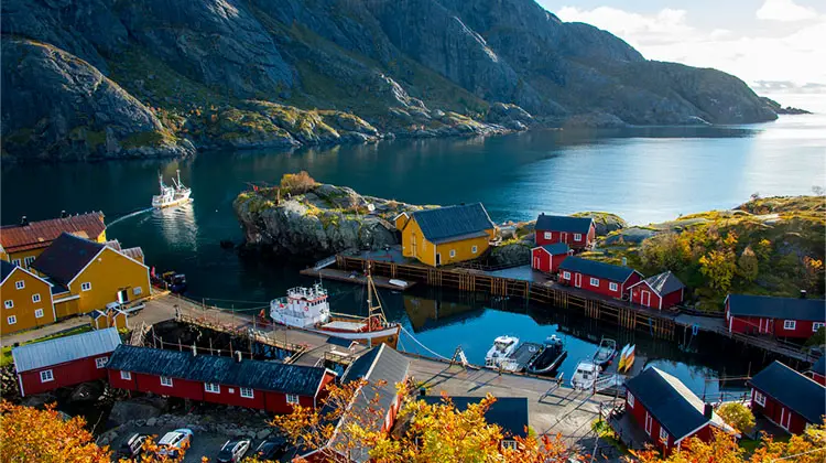 montanha, fiorde e casas vermelhas norueguesas para ilustrar roteiro na Noruega