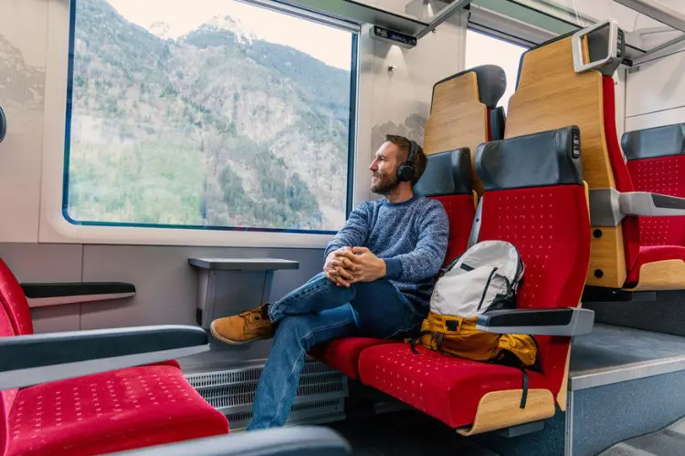 Homem viajando no trem, o melhor transporte para usar na Europa.
