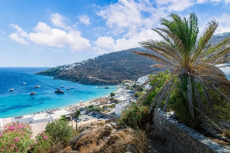 Psarou beach é uma praia em Mykonos, na Grécia