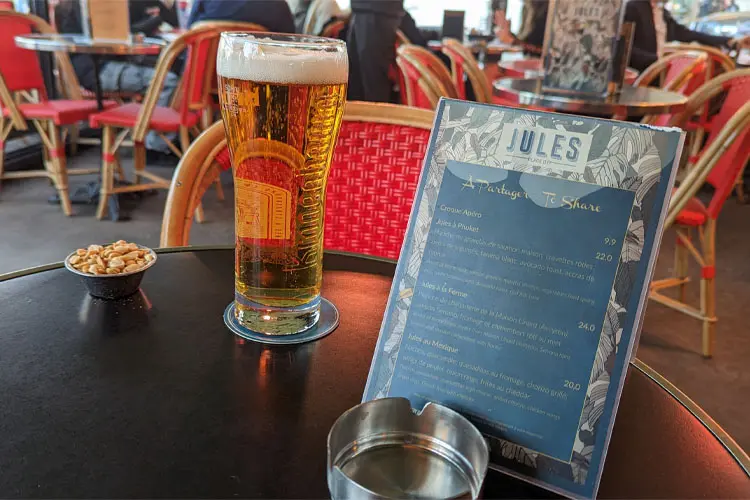 Brasserie Jules serve chopp claro com amendoim