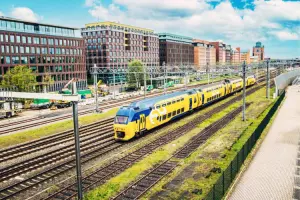 Trem na ferrovia da Holanda.