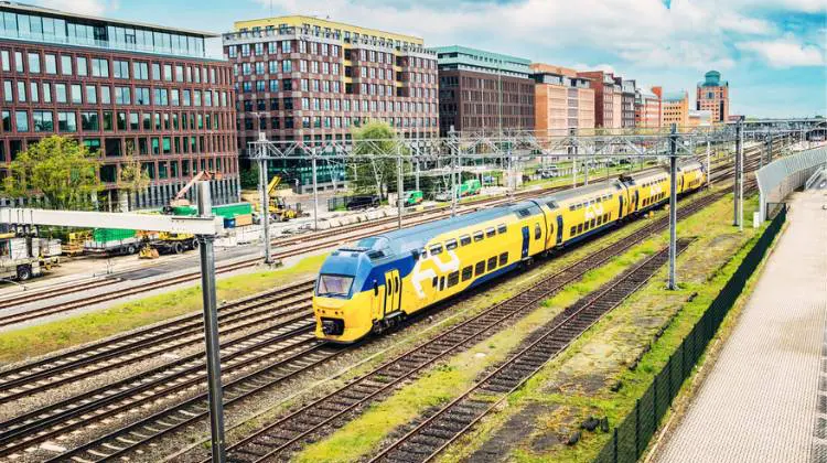 Trem na ferrovia da Holanda.
