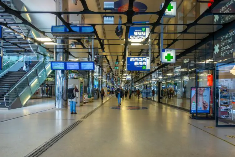 As estações para viajar de trem na Holanda são modernas.