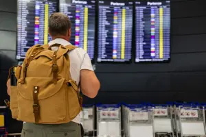 Homem em aeroporto