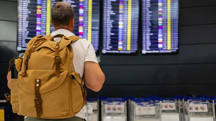 Homem em aeroporto
