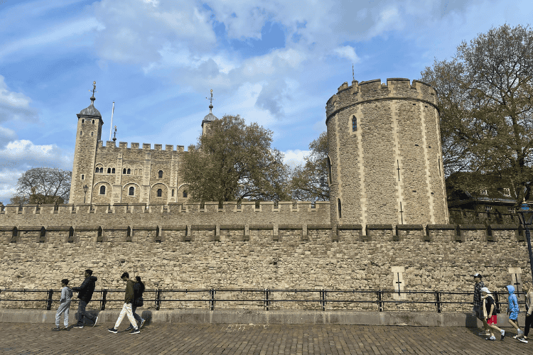 Turistas passeando em frente à Torre de Londres