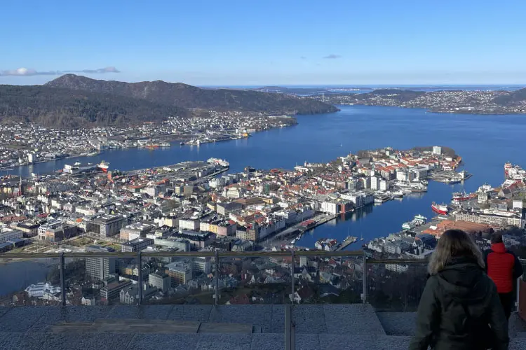 Fiorde visto de cima, casas e montanhas em Bergen