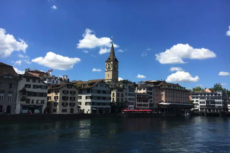 Cidade de Zurich em dia de sol