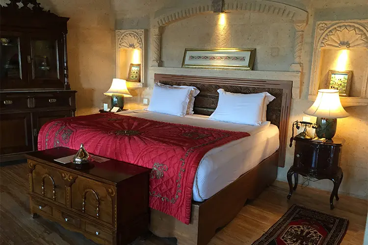 Quarto de hotel esculpido em caverna na Capadócia