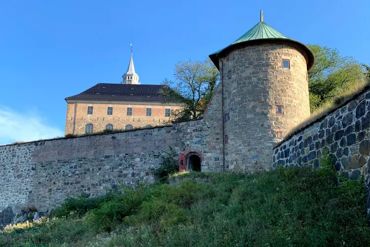 A fortaleza de Akershus, no centro da capital da Noruega, é uma atração imperdível
