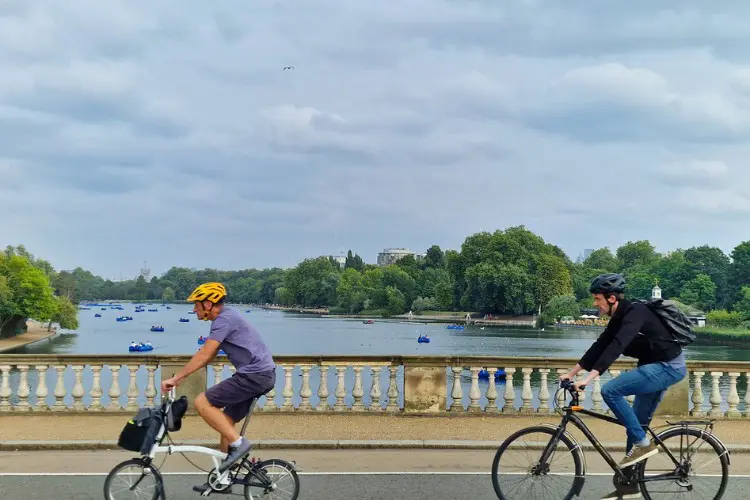 Ciclistas pedalando pelo Hyde Park. 