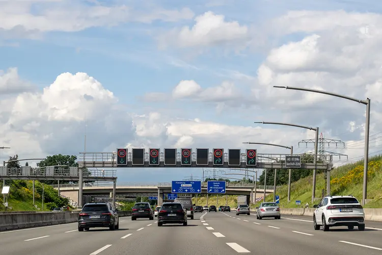 Autobahn na Alemanha com placa e limite de velocidade