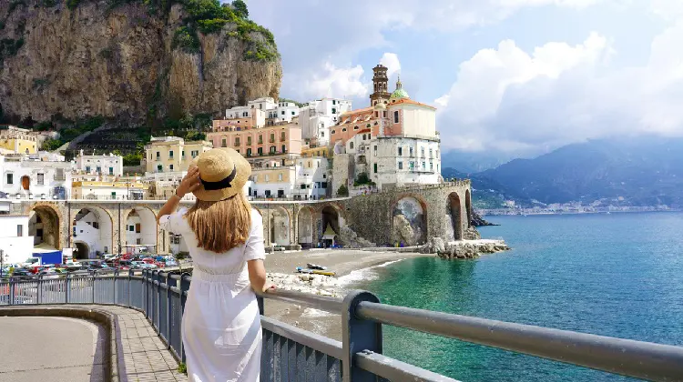 Mulher em cidade italiana