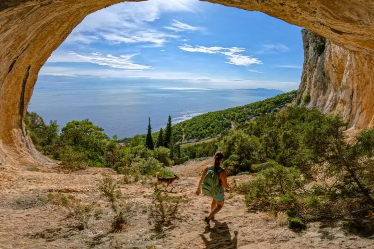 Mulher caminhando no interior de Hvar.
