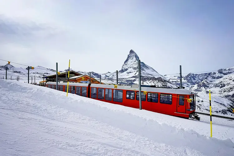 Trem na ferrovia de Gornergrat com neve