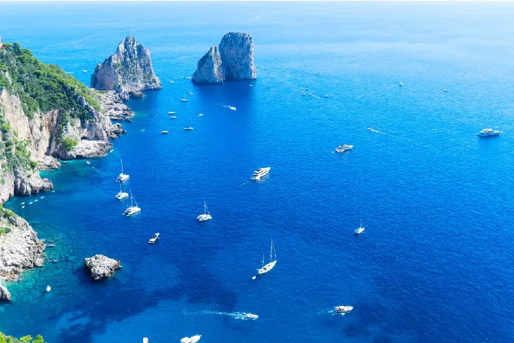 Barcos no mar da Itália