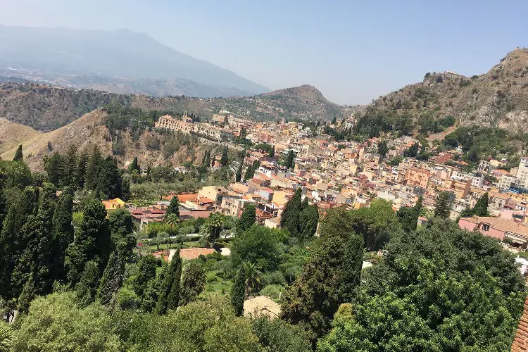 Vulcão Etna e casas na Itália