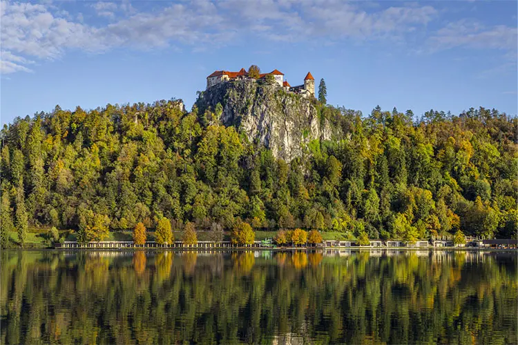 Castelo de Bled e Lago Bled em um dia de outono