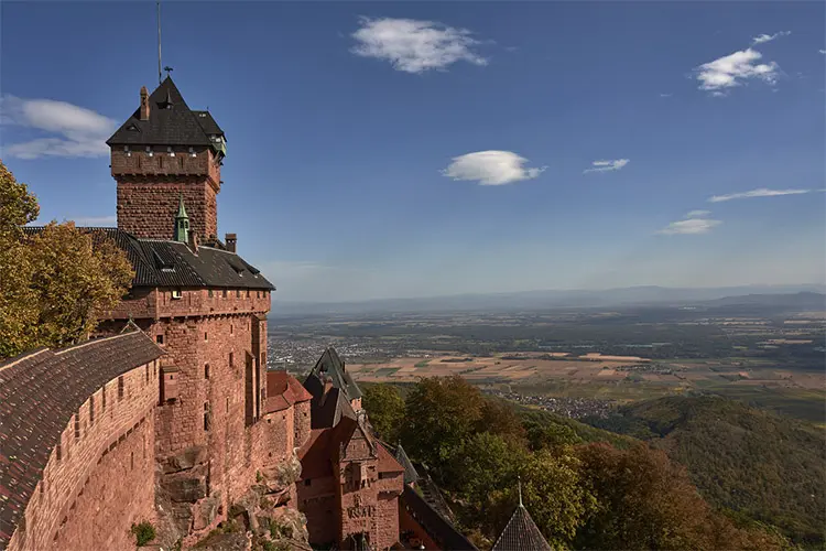 Foto do horizonte revela Castelo de Haut-Koenigsbourg à esquerda