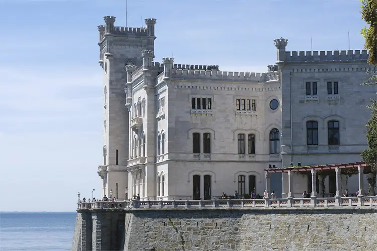 Um dos mais belos do continente, Miramare é visto à luz do dia