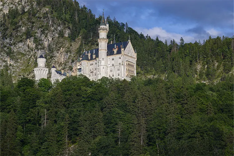 Castelo de Neuschwanstein rodeado pela vegetação nativa
