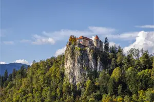 Castelo de Bled, na Eslovênia, fotografado em um dia de céu azul