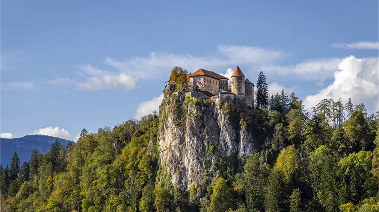 Castelo de Bled, na Eslovênia, fotografado em um dia de céu azul